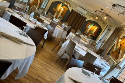 Plateau à trois étages avec fraises et morceaux de fruits, accompagné d'une fontaine de chocolat sur une table.