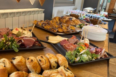 Plateau à trois étages avec fraises et morceaux de fruits, accompagné d'une fontaine de chocolat sur une table.
