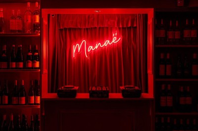 Miniature Location salle Paris 2 (Paris) - Culot #11 Salle intimiste éclairée de lumières rouges, avec canapés, petites tables rondes et rideaux sombres en arrière-plan.