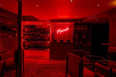 Miniature Location salle Paris 2 (Paris) - Culot #8 Salle intimiste éclairée de lumières rouges, avec canapés, petites tables rondes et rideaux sombres en arrière-plan.