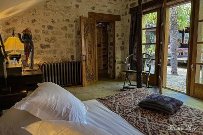 Un groupe de femmes en robes élégantes réagit avec joie face à une mariée dans une pièce décorée.