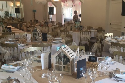 Piscine intérieure avec grandes baies vitrées donnant sur un jardin, entourée de plantes et d'une statue décorative.