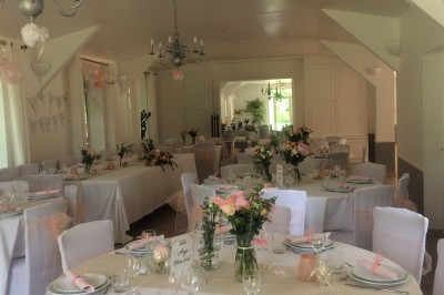 Piscine intérieure avec grandes baies vitrées donnant sur un jardin, entourée de plantes et d'une statue décorative.
