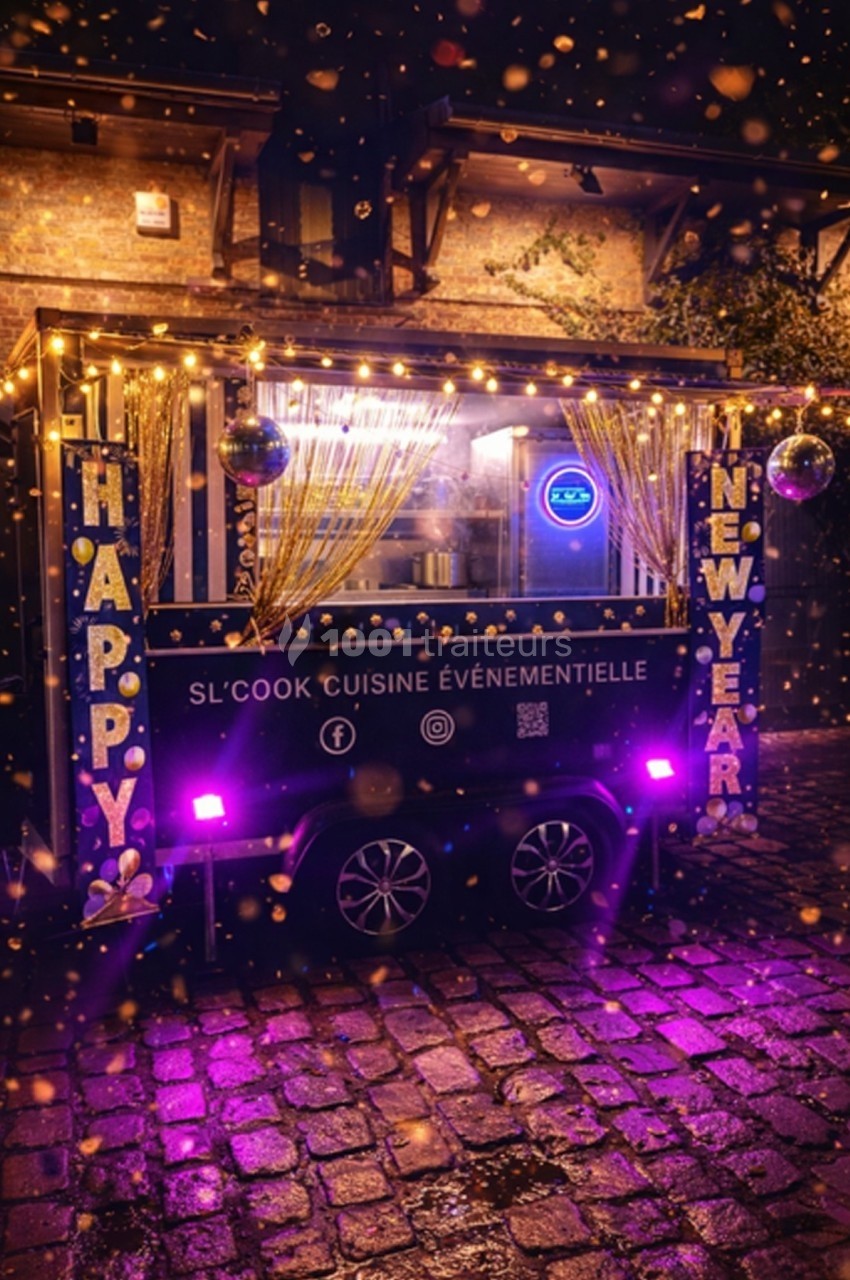 Food truck décoré pour le Nouvel An, illuminé de guirlandes dorées et violettes, stationné sur un pavé de nuit.