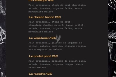 Miniature Traiteur Wingles (Pas-de-Calais) - Sl'Cook #5 Sandwich garni de saumon fumé, laitue, tomate et sauce, posé sur une table en marbre avec citron vert et herbes.