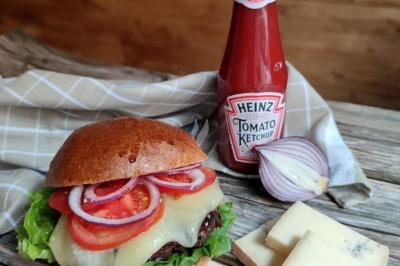 Miniature Traiteur Wingles (Pas-de-Calais) - Sl'Cook #18 Sandwich garni de saumon fumé, laitue, tomate et sauce, posé sur une table en marbre avec citron vert et herbes.