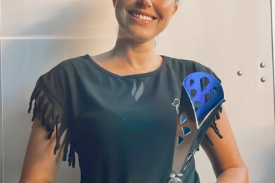 Miniature Traiteur Wingles (Pas-de-Calais) - Sl'Cook #20 Sandwich garni de saumon fumé, laitue, tomate et sauce, posé sur une table en marbre avec citron vert et herbes.