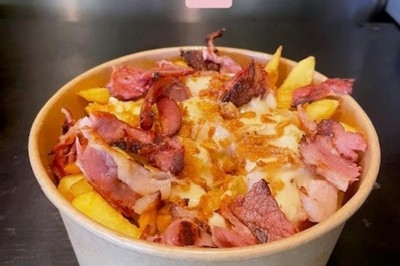 Miniature Traiteur Wingles (Pas-de-Calais) - Sl'Cook #23 Sandwich garni de saumon fumé, laitue, tomate et sauce, posé sur une table en marbre avec citron vert et herbes.