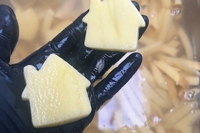 Miniature Traiteur Wingles (Pas-de-Calais) - Sl'Cook #29 Sandwich garni de saumon fumé, laitue, tomate et sauce, posé sur une table en marbre avec citron vert et herbes.