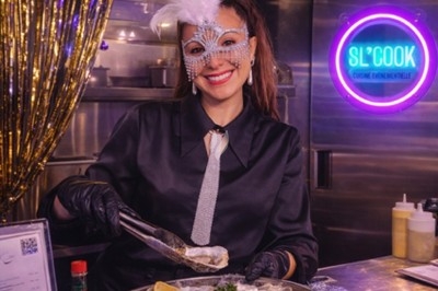 Miniature Traiteur Wingles (Pas-de-Calais) - Sl'Cook #33 Sandwich garni de saumon fumé, laitue, tomate et sauce, posé sur une table en marbre avec citron vert et herbes.