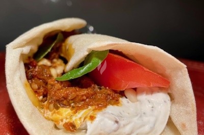 Miniature Traiteur Wingles (Pas-de-Calais) - Sl'Cook #35 Sandwich garni de saumon fumé, laitue, tomate et sauce, posé sur une table en marbre avec citron vert et herbes.