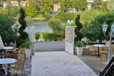 Buffet décoré avec des ballons roses et blancs, plats variés, et un cochon rôti sur une table drapée de blanc.