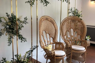 Buffet décoré avec des ballons roses et blancs, plats variés, et un cochon rôti sur une table drapée de blanc.