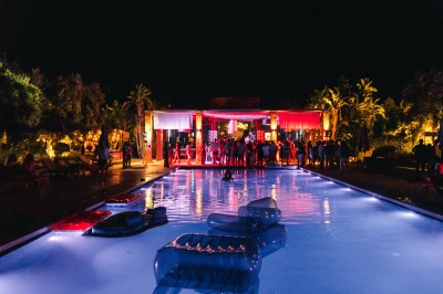 Miniature Location salle Marrakech (Province de Marrakech) - The Source #3 Reflet d'arbres et d'un bâtiment dans un bassin calme sous un ciel bleu dégagé.