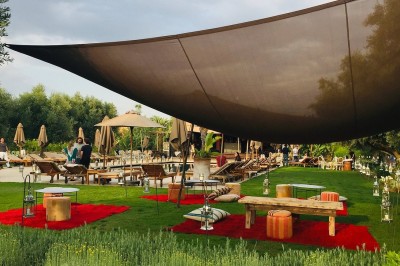 Miniature Location salle Marrakech (Province de Marrakech) - The Source #1 Reflet d'arbres et d'un bâtiment dans un bassin calme sous un ciel bleu dégagé.