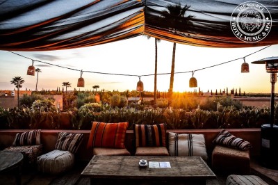 Miniature Location salle Marrakech (Province de Marrakech) - The Source #2 Reflet d'arbres et d'un bâtiment dans un bassin calme sous un ciel bleu dégagé.