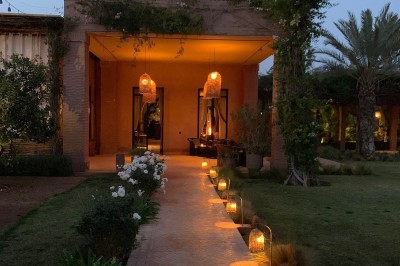 Miniature Location salle Marrakech (Province de Marrakech) - The Source #11 Reflet d'arbres et d'un bâtiment dans un bassin calme sous un ciel bleu dégagé.