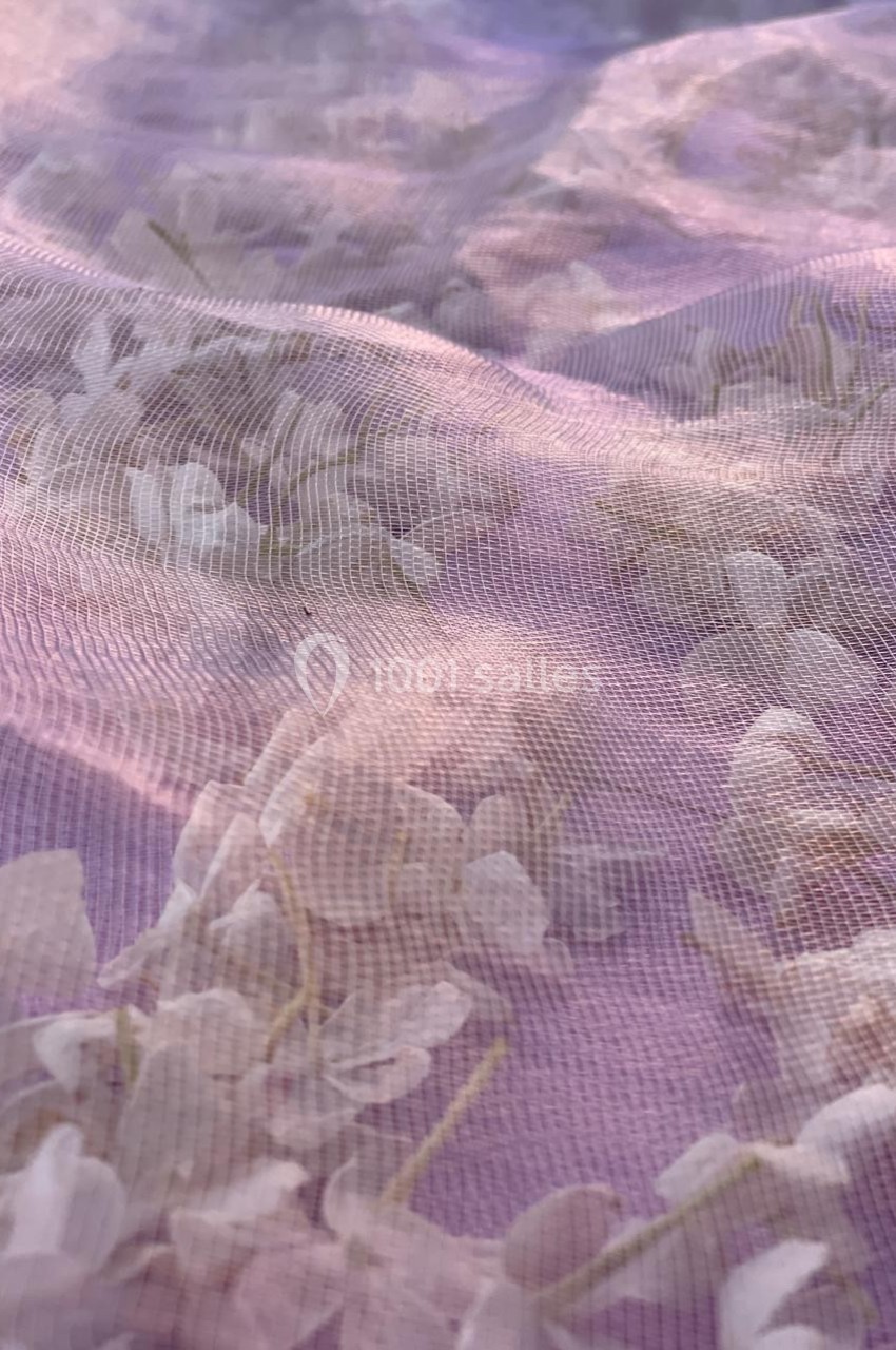 Tissu translucide violet avec un motif floral délicat et une lumière douce créant des ombres subtiles.
