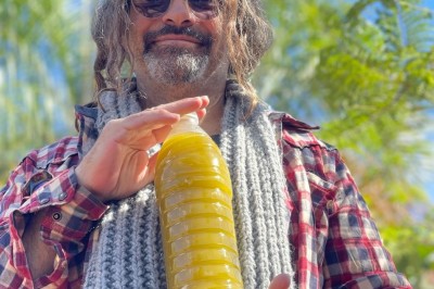 Miniature Location salle Marrakech (Province de Marrakech) - The Source #13 Reflet d'arbres et d'un bâtiment dans un bassin calme sous un ciel bleu dégagé.