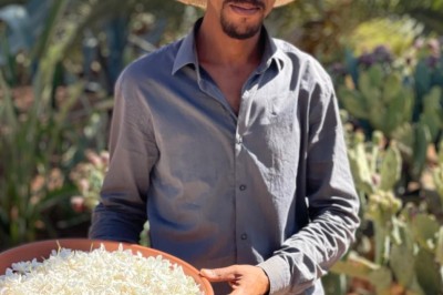 Miniature Location salle Marrakech (Province de Marrakech) - The Source #14 Reflet d'arbres et d'un bâtiment dans un bassin calme sous un ciel bleu dégagé.