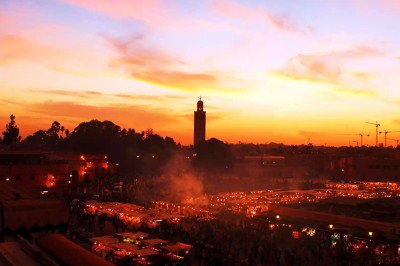 Miniature Location salle Marrakech (Province de Marrakech) - The Source #15 Reflet d'arbres et d'un bâtiment dans un bassin calme sous un ciel bleu dégagé.