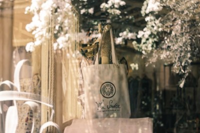 Miniature Location salle Marrakech (Province de Marrakech) - The Source #18 Reflet d'arbres et d'un bâtiment dans un bassin calme sous un ciel bleu dégagé.