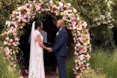 Miniature Location salle Marrakech (Province de Marrakech) - The Source #19 Reflet d'arbres et d'un bâtiment dans un bassin calme sous un ciel bleu dégagé.