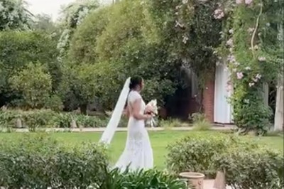 Miniature Location salle Marrakech (Province de Marrakech) - The Source #27 Reflet d'arbres et d'un bâtiment dans un bassin calme sous un ciel bleu dégagé.