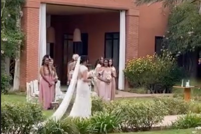 Miniature Location salle Marrakech (Province de Marrakech) - The Source #28 Reflet d'arbres et d'un bâtiment dans un bassin calme sous un ciel bleu dégagé.