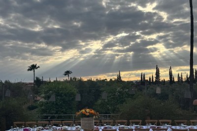 Miniature Location salle Marrakech (Province de Marrakech) - The Source #29 Reflet d'arbres et d'un bâtiment dans un bassin calme sous un ciel bleu dégagé.