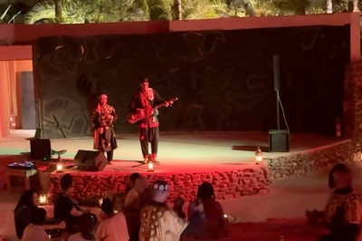 Miniature Location salle Marrakech (Province de Marrakech) - The Source #30 Reflet d'arbres et d'un bâtiment dans un bassin calme sous un ciel bleu dégagé.