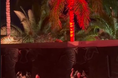 Miniature Location salle Marrakech (Province de Marrakech) - The Source #33 Reflet d'arbres et d'un bâtiment dans un bassin calme sous un ciel bleu dégagé.