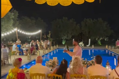 Miniature Location salle Marrakech (Province de Marrakech) - The Source #37 Reflet d'arbres et d'un bâtiment dans un bassin calme sous un ciel bleu dégagé.