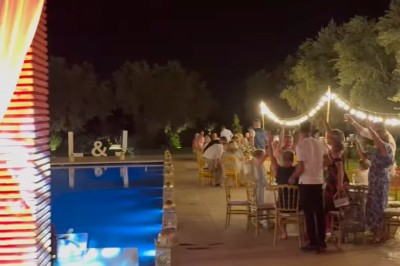 Miniature Location salle Marrakech (Province de Marrakech) - The Source #39 Reflet d'arbres et d'un bâtiment dans un bassin calme sous un ciel bleu dégagé.