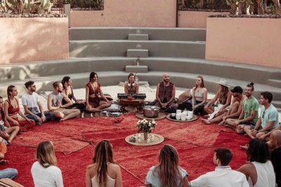 Miniature Location salle Marrakech (Province de Marrakech) - The Source #45 Reflet d'arbres et d'un bâtiment dans un bassin calme sous un ciel bleu dégagé.