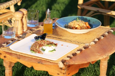 Miniature Location salle Marrakech (Province de Marrakech) - The Source #60 Reflet d'arbres et d'un bâtiment dans un bassin calme sous un ciel bleu dégagé.