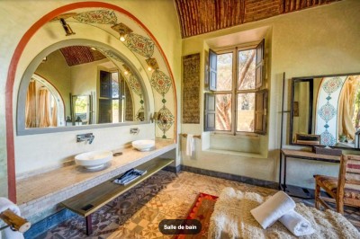 Miniature Location salle Marrakech (Province de Marrakech) - The Source #64 Reflet d'arbres et d'un bâtiment dans un bassin calme sous un ciel bleu dégagé.