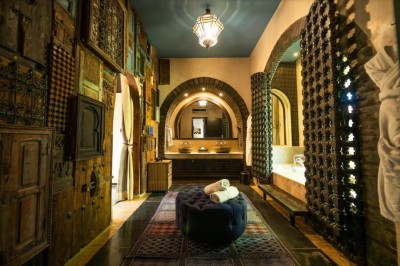 Miniature Location salle Marrakech (Province de Marrakech) - The Source #65 Reflet d'arbres et d'un bâtiment dans un bassin calme sous un ciel bleu dégagé.