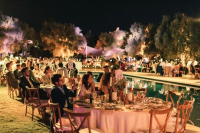 Miniature Location salle Marrakech (Province de Marrakech) - The Source #71 Reflet d'arbres et d'un bâtiment dans un bassin calme sous un ciel bleu dégagé.