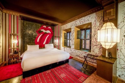 Miniature Location salle Marrakech (Province de Marrakech) - The Source #72 Reflet d'arbres et d'un bâtiment dans un bassin calme sous un ciel bleu dégagé.