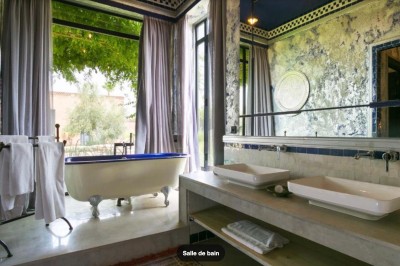 Miniature Location salle Marrakech (Province de Marrakech) - The Source #76 Reflet d'arbres et d'un bâtiment dans un bassin calme sous un ciel bleu dégagé.