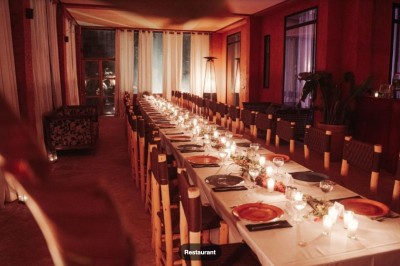 Miniature Location salle Marrakech (Province de Marrakech) - The Source #78 Reflet d'arbres et d'un bâtiment dans un bassin calme sous un ciel bleu dégagé.