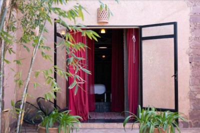 Miniature Location salle Marrakech (Province de Marrakech) - The Source #79 Reflet d'arbres et d'un bâtiment dans un bassin calme sous un ciel bleu dégagé.