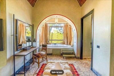 Miniature Location salle Marrakech (Province de Marrakech) - The Source #86 Reflet d'arbres et d'un bâtiment dans un bassin calme sous un ciel bleu dégagé.