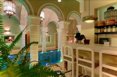 Miniature Location salle Marrakech (Province de Marrakech) - The Source #88 Reflet d'arbres et d'un bâtiment dans un bassin calme sous un ciel bleu dégagé.