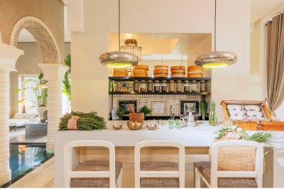 Miniature Location salle Marrakech (Province de Marrakech) - The Source #89 Reflet d'arbres et d'un bâtiment dans un bassin calme sous un ciel bleu dégagé.