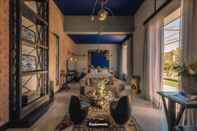 Miniature Location salle Marrakech (Province de Marrakech) - The Source #93 Reflet d'arbres et d'un bâtiment dans un bassin calme sous un ciel bleu dégagé.