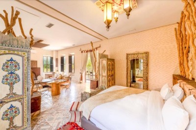 Miniature Location salle Marrakech (Province de Marrakech) - The Source #96 Reflet d'arbres et d'un bâtiment dans un bassin calme sous un ciel bleu dégagé.