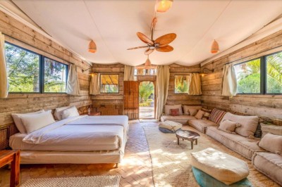 Miniature Location salle Marrakech (Province de Marrakech) - The Source #97 Reflet d'arbres et d'un bâtiment dans un bassin calme sous un ciel bleu dégagé.