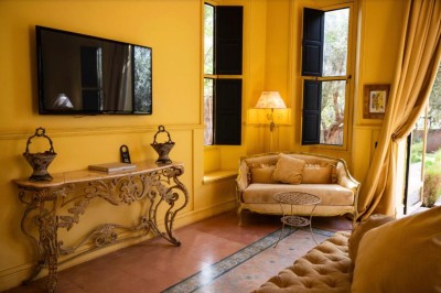 Miniature Location salle Marrakech (Province de Marrakech) - The Source #101 Reflet d'arbres et d'un bâtiment dans un bassin calme sous un ciel bleu dégagé.